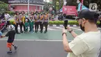 Sejumlah anak berfoto dengan polisi wanita (Polwan) saat Car Free Day (CFD) di Bundaran HI, Jakarta, Minggu (2/7/2023). Masih dalam nuansa memperingati HUT ke-77 Bhayangkara, kehadiran Polwan saat CFD menyita perhatian warga untuk berswafoto. (Liputan6.com/Faizal Fanani)