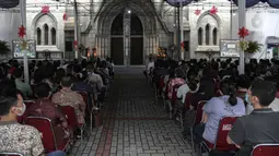 Umat Katolik melaksanakan Misa Natal di Gereja Katedral, Jakarta, Minggu (25/12/2022). Tema Natal yang diusung Gereja Katedral Jakarta tahun ini adalah 'Pulanglah Mereka ke Negerinya Melalui Jalan Lain'. (Liputan6.com/Faizal Fanani)