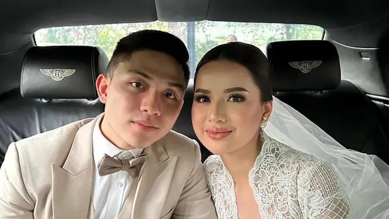 Saat hari bahagianya, Anggi memukau dengan gaun putih yang mempesona.