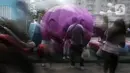 Para pengunjung berfoto dengan patung labu saat Parade Kostum Halloween di Mall Central Park, Jakarta, Sabtu (30/10/2021). Kegiatan ini mengusung tema dan konsep dari perayaan Halloween sebelumnya. (Liputan6.com/Johan Tallo)