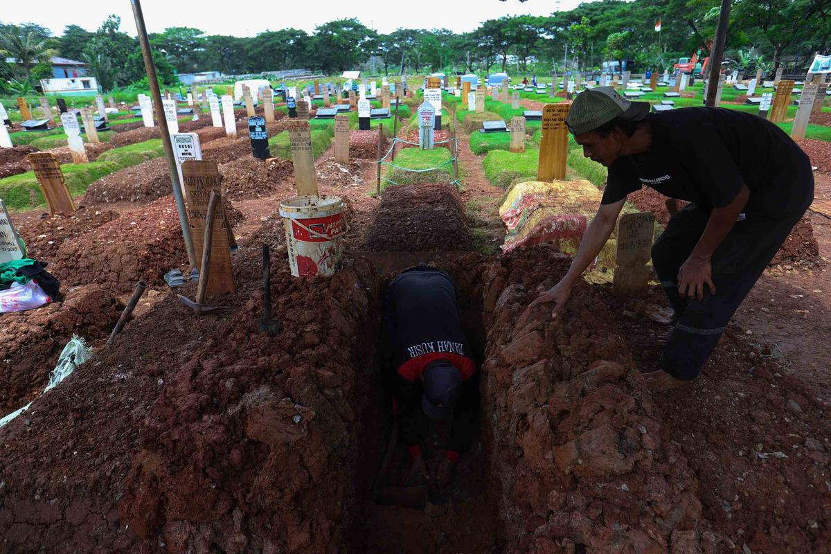 FOTO: Jakarta Krisis Makam: Warga Terpaksa Gunakan Sistem Tumpang