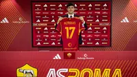 Pemain Timnas Iran, Sardar Azmoun saat diperkenalkan sebagai pemain anyar AS Roma hari Sabtu (26/08/2023). (AS Roma)
