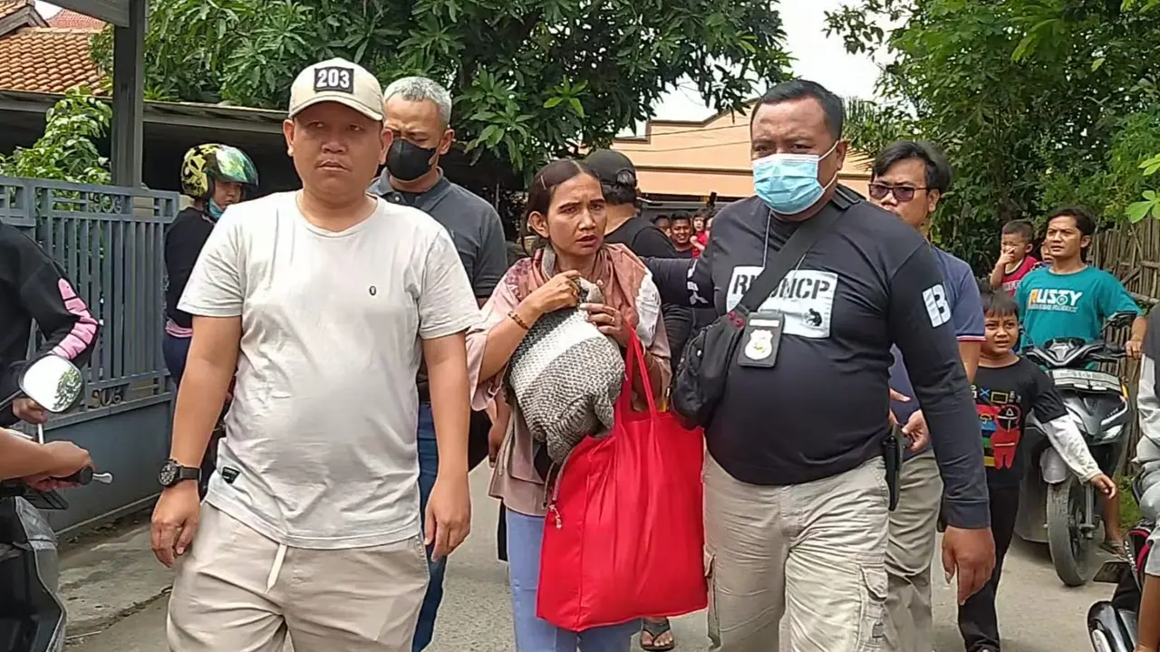 Perempuan bernama Iroh Huraeroh (tengah), asal Pandeglang, mendatangi rumah warga dan mengaku sebagai utusan malaikat. (Istimewa)