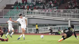 Pemain Timnas Indonesia Mitchell Baker menaklukkan penjaga gawang kamboja denganmencetak gol pada laga Grup A Piala AFF 2026 di Stadion Pakansari, Bogor, Senin (27/7/2026). Penyerang berusia 19 tahun itu mencetak hattrick pada laga debutnya bersama Skuad Garuda dan membawa Indonesia meraih kemenangan 5-1 atas Kamboja. (KLY/ Budy Santoso)