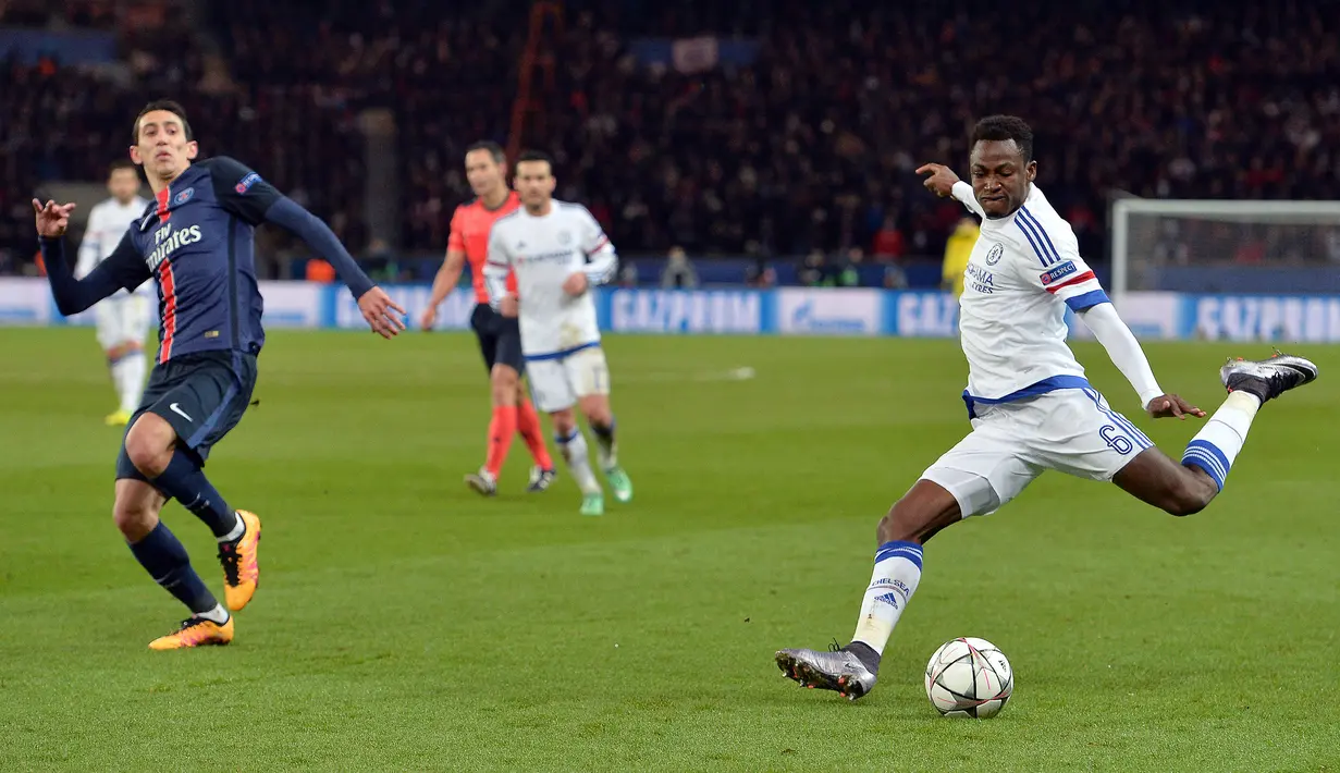 Abdul Rahman Baba. Bek kiri Ghana berusia 28 tahun yang baru saja bergabung kembali dengan Chelsea usai menjalani masa peminjaman bersama Reading ini didatangkan dari FC Augsburg pada awal musim 2015/2016 dengan nilai transfer 26 juta euro atau kini setara Rp396 miliar. Hingga kini ia baru tampil dalam 23 laga bersama The Blues di semua ajang karena lebih banyak dipinjamkan ke beberapa klub akibat kesulitan mendapat tempat utama. (AFP/Miguel Medina)
