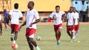 Ricardo Salampessy (4) dan para pemain Persipura Jayapura bersemangat saat berlatih di Stadion Mandala, Jayapura, Kamis (28/4/2016) jelang laga perdana Torabika Soccer Championship 2016 presented by IM3 Ooredoo. (Bola.com/Nicklas Hanoatubun)