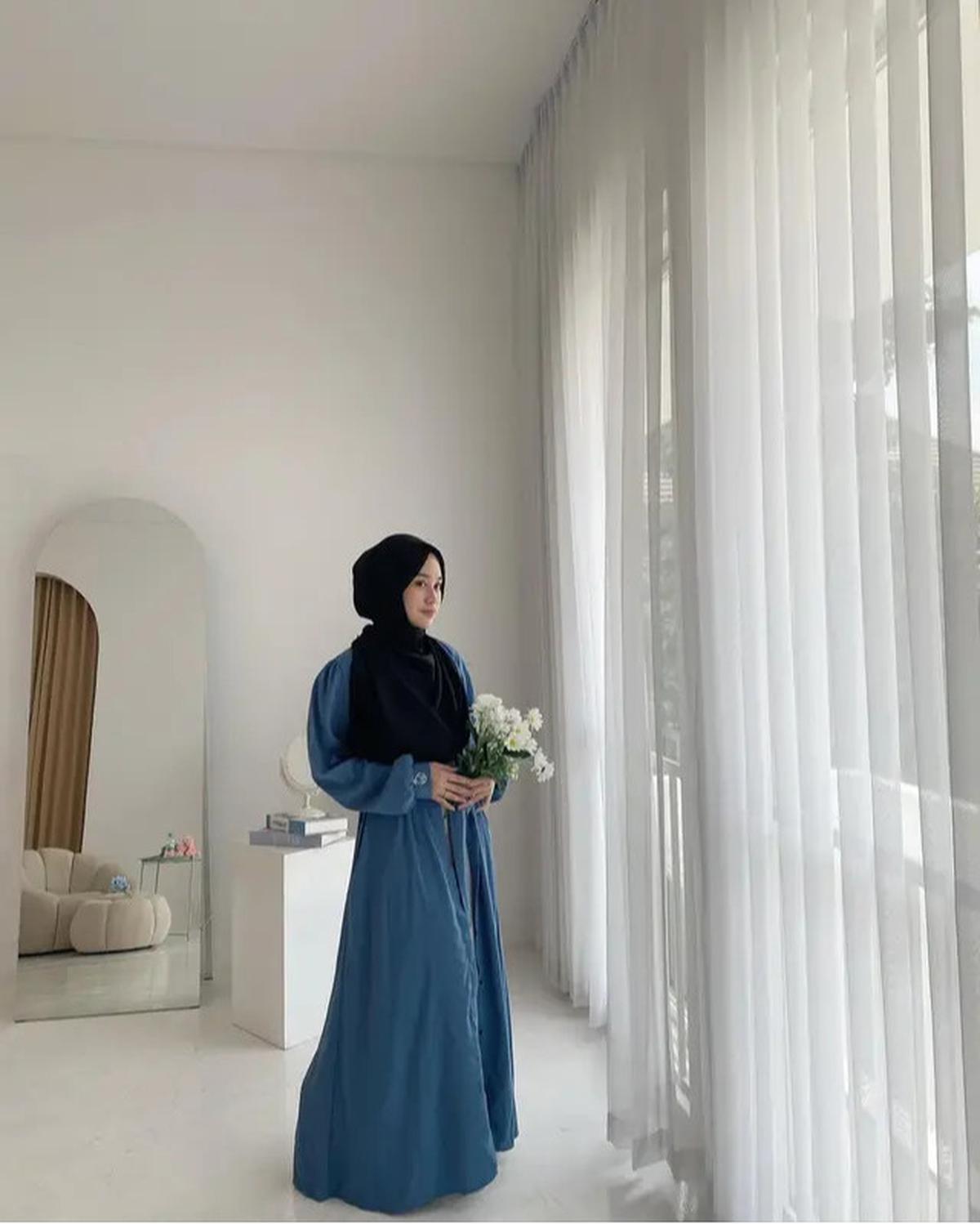 6 Inspirasi Model Gamis ala Khansa Mariska Istri Gus Azmi, Tampil Syar'i tapi Tetap Kekinian