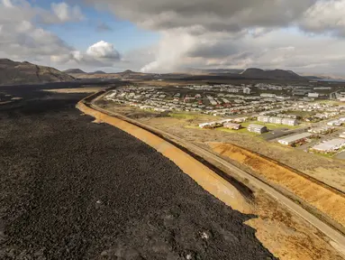 Aliran lahar terlihat di kota Grindavik, Islandia, Kamis, 30 Mei 2024.  (AP Photo/Marco di Marco)