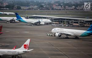 Pesawat maskapai Garuda Indonesia terparkir di areal Bandara Soekarno Hatta, Tangerang, Banten, Kamis (16/5/2019). Pemerintah akhirnya menurunkan tarif batas atas (TBA) tiket pesawat atau angkutan udara sebesar 12-16 persen yang berlaku mulai Kamis hari ini. (Liputan6.com/Faizal Fanani)