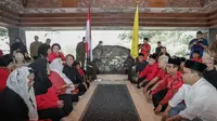 Pasangan calon presiden dan wakil presiden (capres dan cawapres), Ganjar Pranowo dan Mahfud MD melakukan ziarah ke makam proklamator sekaligus Presiden Republik Indonesia pertama, Soekarno, di Blitar, Jawa Timur, Jumat (3/11/2023) (Istimewa)