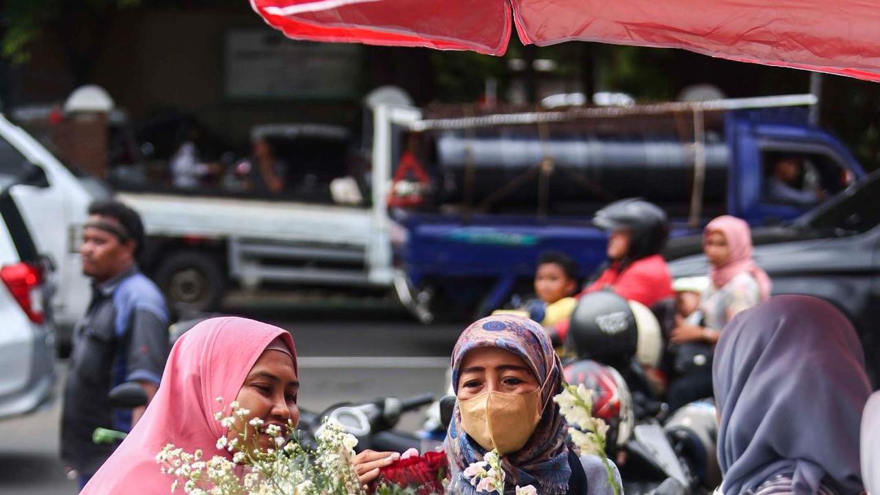 FOTO: Berkah Ramadan, Pedagang Bunga Tabur Musiman Raup Rupiah dari Peziarah