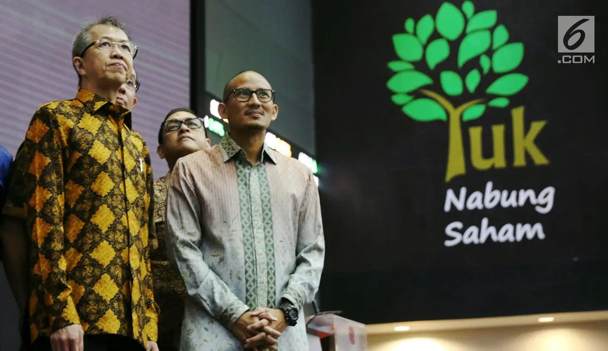 Wakil Gubernur DKI Jakarta Terpilih, Sandiaga Uno (kiri) saat berada  di Bursa Efek Indonesia (BEI), Jakarta, Jumat (2/6). Sandi datang untuk membuka perdagangan saham akhir pekan sekaligus meluncurkan Oke Oce Stock Center. (Liputan6.com/Angga Yuniar)