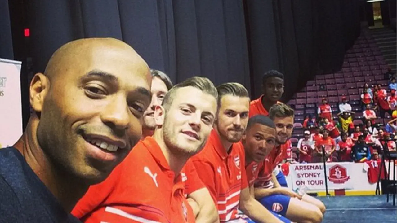 Henry dan Pemain Arsenal Reuni di lapangan basket