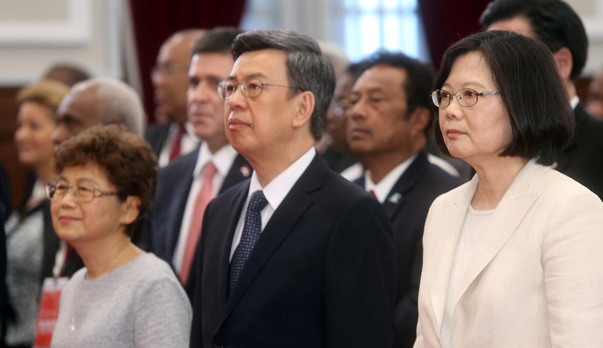 Presiden perempuan pertama Taiwan, Tsai Ing- wen (kanan) bersama Wakil Presiden, Chen Chien - jen mengikuti upacara pelantikan mereka di Istana Kepresidenan di Taipei, Jumat (20/5). (REUTERS/Taipei Photojournalists Association)