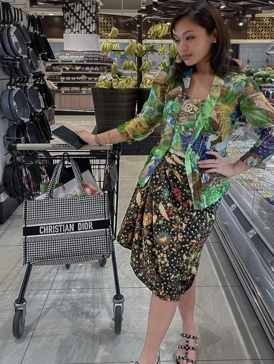 Kali ini Amel Carla terlihat chic dengan kebaya hijau yang dipadukan rok batik lilit. [Foto: Instagram/ Amel Carla]