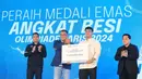 Atlet sekaligus peraih medali emas angkat besi Olimpiade Paris 2024, Rizki Juniansyah (kedua kanan) menerima penghargaan senilai Rp2,5 Miliar dalam acara apresiasi kepada atlet peraih medali Olimpiade 2024 di Pos Bloc, Jakarta, Senin (2/9/2024). (Bola.com/M. Iqbal Ichsan)