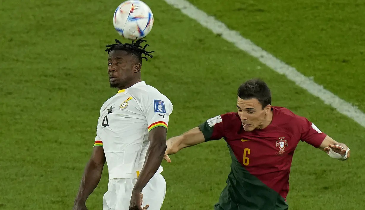 Joao Palhinha. Gelandang bertahan Fulham ini tercatat baru sekali tampil membela Portugal di fase Grup H Piala Dunia 2022. Dalam matchday pertama Grup H saat menang 3-2 atas Ghana tersebut, ia baru dimasukkan pada menit ke-88 menggantikan Bernardo Silva. (AP/Francisco Seco)