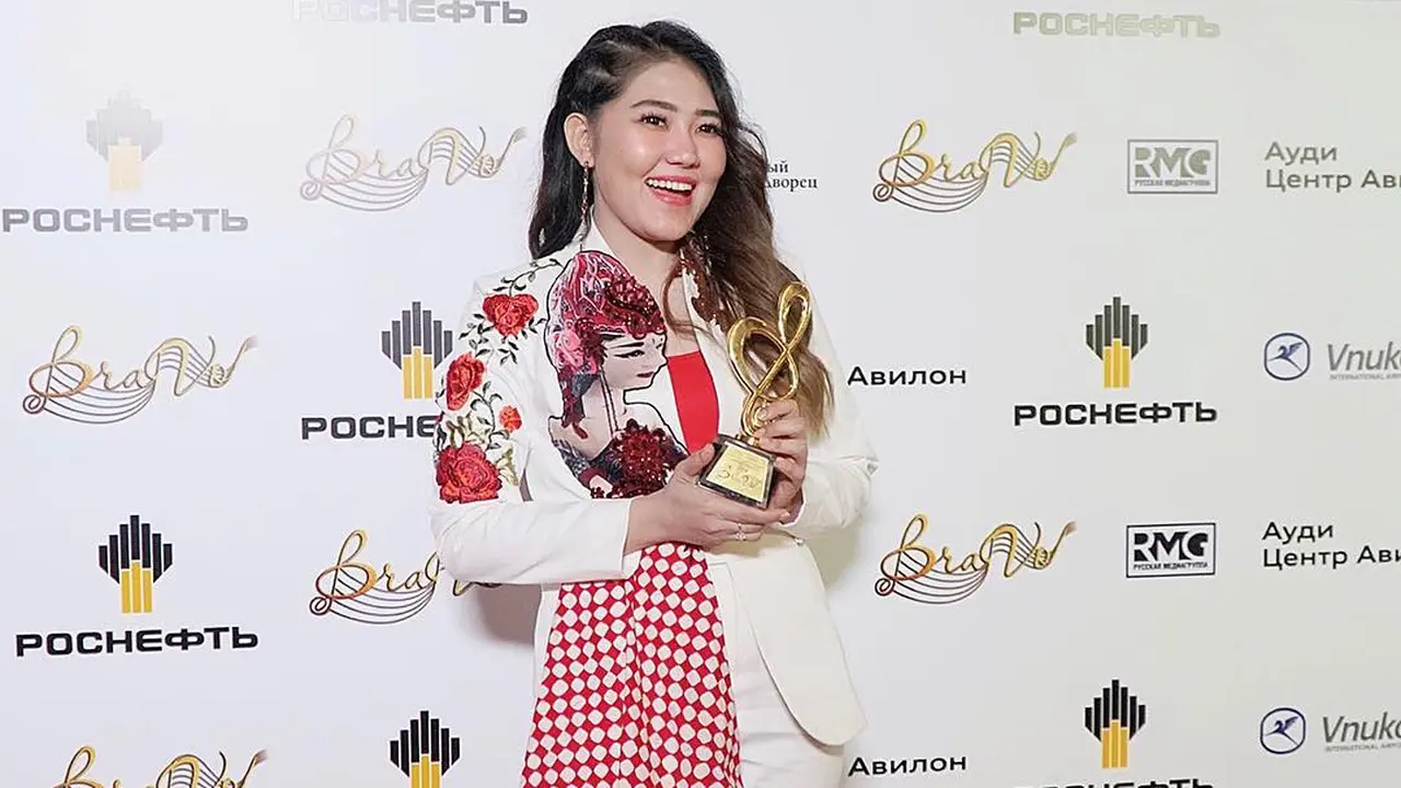 Via Vallen membawa pulang piala penghargaan BraVo Awards 2019  di Moskow Rusia.