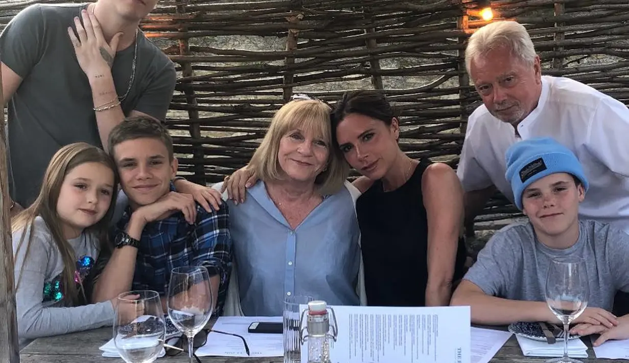 Tak disembarang tempat, Harper Beckham merayakan ulang tahunnya tersebut di Buckingham Palace. (instagram/victoriabeckham)