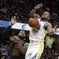 Pemain Golden State Warriors, Andre Iguodala (kanan) berebut bola dengan pemain Cavaliers, LeBron James (23) pada lanjutan NBA basketball game di Quicken Loans Arena, Cleveland, (15/1/2018). Warriors menang 118-108. (AP/Tony Dejak)