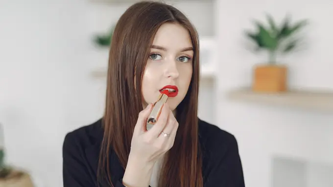 6 Tips Aplikasi Makeup Berry Lips dengan Neutral Eyes untuk Aura Playful & Strong