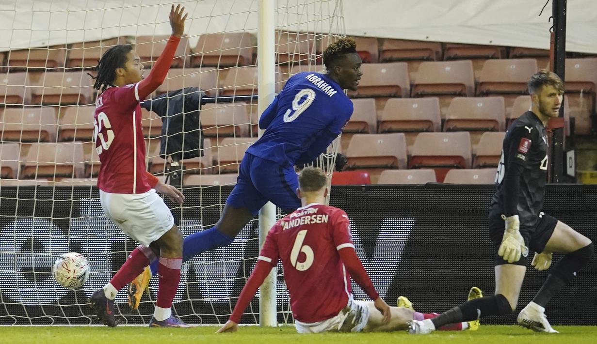 Chelsea akhirnya sukses memecah kebuntuan pada menit ke-64 lewat sontekan Tamy Abraham meneruskan assist crossing yang dikirim Reece James dari sisi kanan. (Foto: AP/Pool/Dave Thompson)