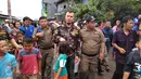 Sejumlah anak berebut mencium tangan dan bersalaman dengan musisi Ahmad Dhani saat tiba di  lokalisasi Kalijodo, Penjaringan, Jakarta, Senin (15/2). Suami dari Mulan Jameela itu mendatangi Kalijodo dikawal Banser Nahdlatul Ulama (NU). (Foto : Muslim AR)