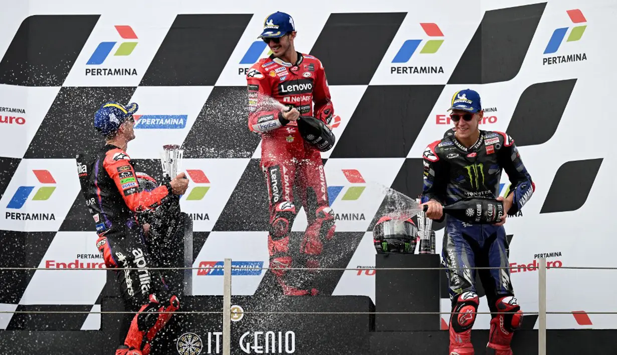 Balapan di Sirkuit Mandalika berakhir dengan kemenangan Bagnaia. Vinales menyusul di podium kedua, diikuti Qurtararo yang berhak menyabet predikat ketiga tecepat. (SONNY TUMBELAKA/AFP)