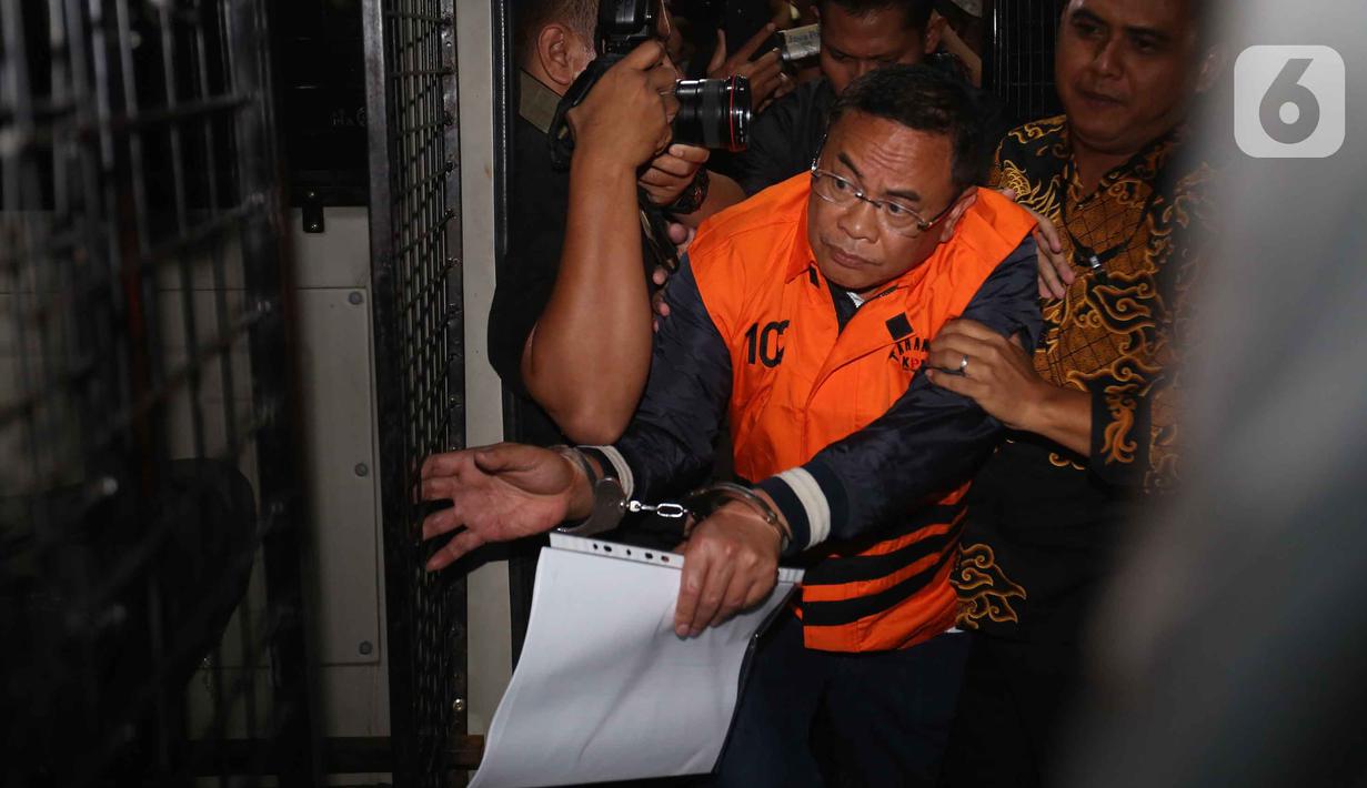 Bupati Pati, Sudewo dikawal petugas sesaat memasuki ke dalam mobil tahanan usai menjalani pemeriksaan intensif di Gedung Merah Putih Komisi Pemberantasan Korupsi (KPK), Jakarta, Selasa (20/1/2026). (Liputan6.com/Helmi Fithriansyah)