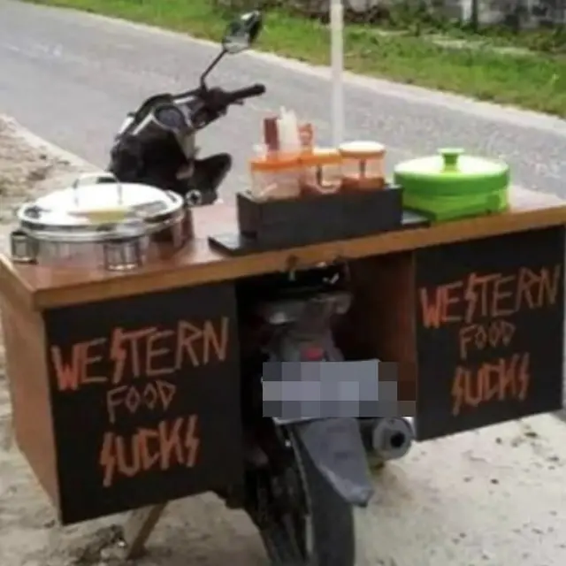 6 Tulisan Bahasa Inggris di Gerobak Jualan Bakso Ini Kocak, Seketika Bikin Mikir