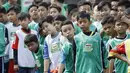 Sejumlah anak mengikuti pelatihan sepak bola bertajuk MILO Football Clinic Day di Lapangan Simprug, Jakarta, Sabtu (16/12/2017). Sebanyak 500 anak mendapatkan pelatihan dasar teknik sepak bola dari pelatih berpengalaman. (Bola.com/M Iqbal Ichsan)