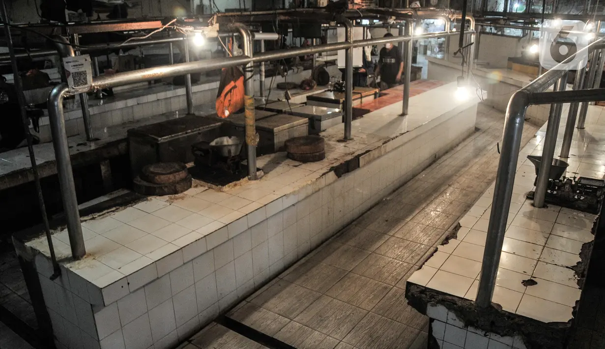 Suasana sepi kios daging sapi saat pedagang mogok jualan di Pasar Tebet, Jakarta, Selasa (1/3/2022). Pedagang daging sapi di Jakarta melakukan aksi mogok berjualan hingga Jumat (4/3) sebagai bentuk protes atas kenaikan harga daging yang tembus hingga Rp140.000 per kg. (merdeka.com/Iqbal S Nugroho)