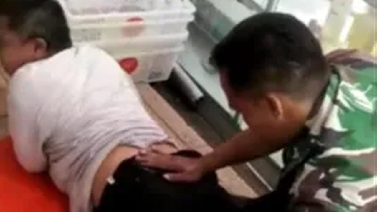 Anggota Babinsa itu kebetulan dikatakan memiliki kemampuan memijit warisan dari orang tuanya.