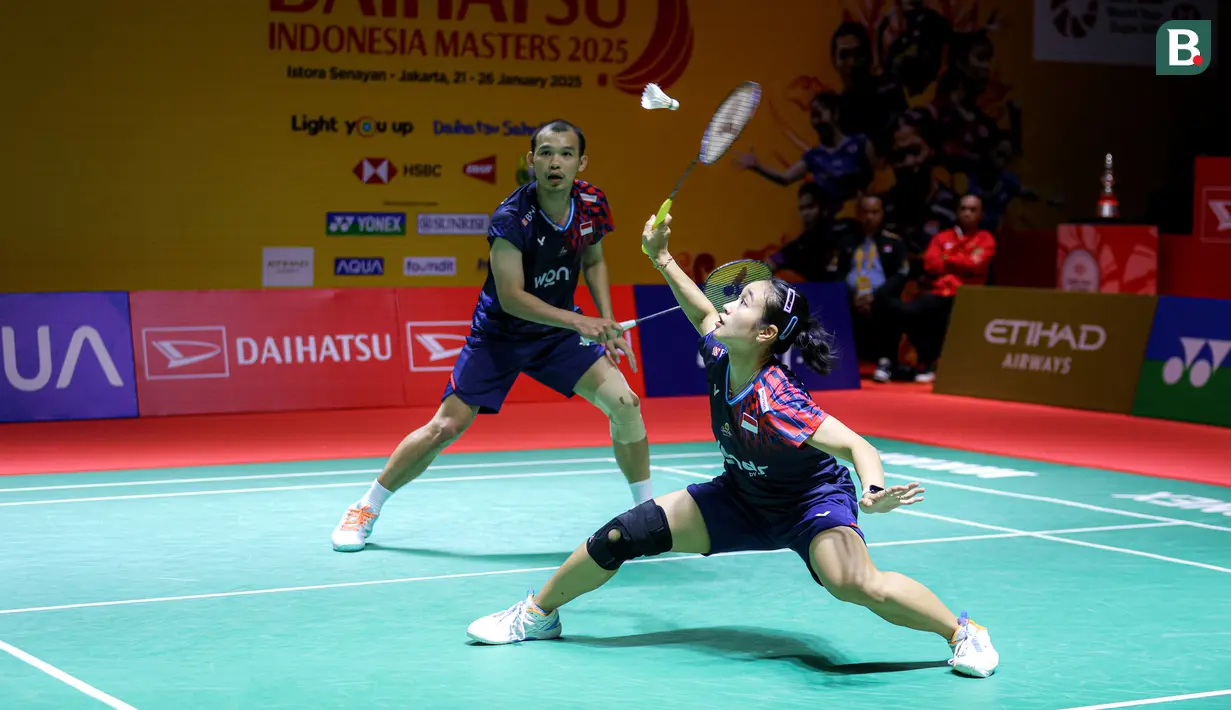 Pebulu tangkis ganda campuran Indonesia, Rinov Rivaldy/Lisa Ayu Kusumawati berusaha mengembalikan kok ke arah pasangan Malaysia, Hoo Pang Ron/Cheng Su Yin pada laga perempat final Indonesia Masters 2025 di Istora Senayan, Jakarta, Jumat (24/01/2025). (Bola.com/Bagaskara Lazuardi)