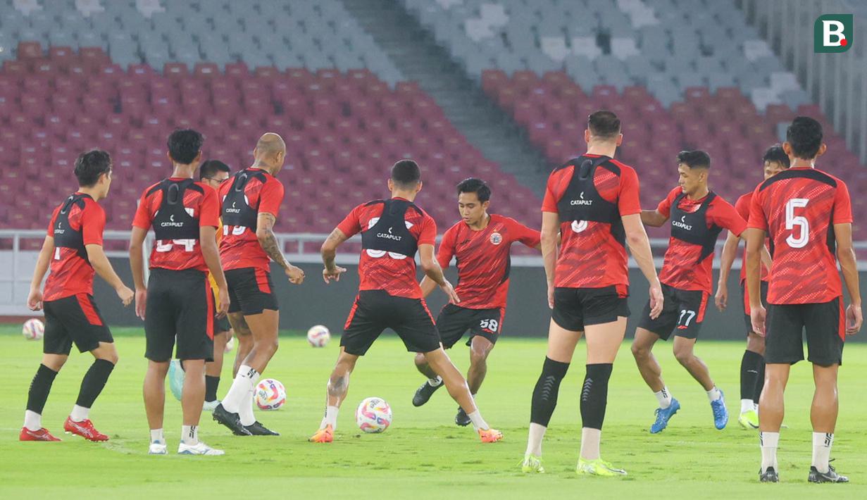 Pemain Persija Jakarta menggelar sesi latihan jelang menghadapi Persebaya Surabaya pada laga pekan ke-28 BRI Liga 1 2024-2025 di Stadion Utama Gelora Bung Karno, Jakarta, Jumat, (11/4/2025). (Bola.com/M Iqbal Ichsan)