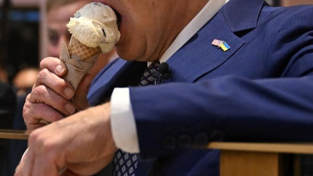 Presiden AS Joe Biden saat menikmati es krim dengan pembawa acara Seth Meyers  di Van Leeuwen Ice Cream. Foto: AFP / JIM WATSON
