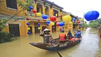 Topan Damrey menyebabkan banjir di sejumlah wilayah di Vietnam menjelang diadakannya KTT APEC di Da Nang. (AP Photo/Hau Dinh)