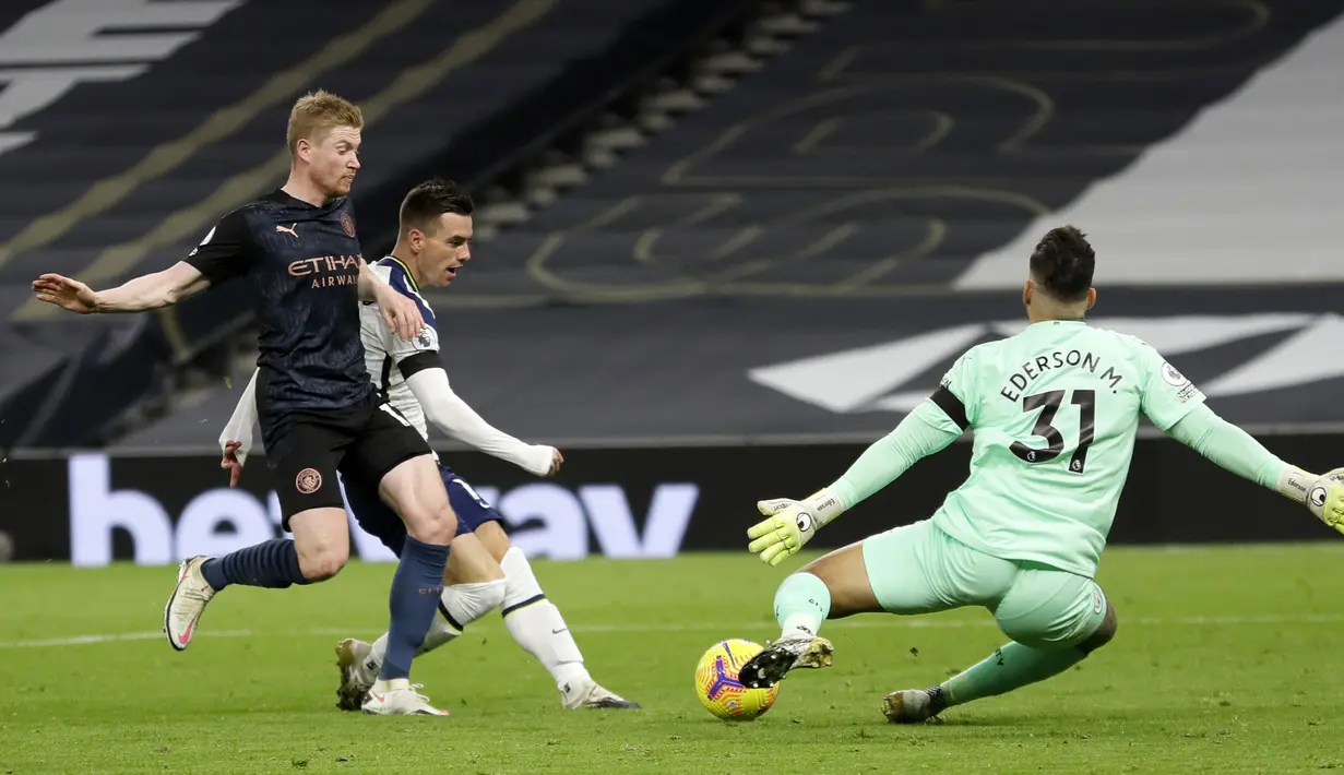 Gelandang Tottenham Hotspur, Giovani Lo Celso (tengah), mencetak gol kedua Tottenham ke gawang Manchester City dalam laga lanjutan Liga Inggris pekan ke-9 di Tottenham Hotspur Stadium, London, Minggu (22/11/2020) dini hari WIB. Tottenham menang 2-0 atas City. (AFP/Kirsty Wigglesworth/Pool)