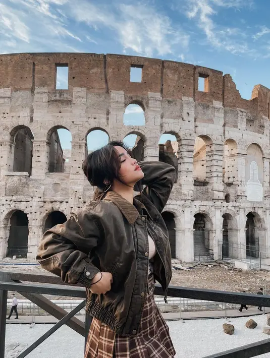 Berpose bak model, Fuji tampil cantik mengenakan kaus outfit serba cokelat. Kaus cokelat ditumpuknya dengan biker jacket, dan dipadukan mengenakan pleated mini skirt bercorak garis. [Foto: Instagram/fuji_an]