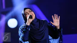 Penyanyi asal Malaysia, Siti Nurhaliza saat tampil di Konser Kemenangan D'Academy Asia 2 di Studio 5 Indosiar, Jakarta, Kamis (29/12). Siti tampil memukau dengan menyanyikan dua lagu hitsnya. (Liputan6.com/Helmi Fithriansyah)