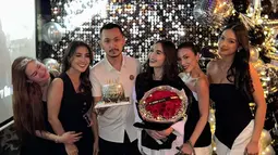 Elina Joerg memberikan buket bunga mawar merah untuk sang kekasih. Bunga mawar menggambarkan cinta dan kasih sayang, tentunya cocok diberikan untuk sang kekasih. Teman-teman Gusti Ega dan Elina Joerg juga turut merayakan ulang tahun Gusti Ega. Tema ulang tahunnya monokrom, teman-teman Gusti Ega dan Elina mengenakan busana warna hitam putih. (Liputan6.com/IG/@elinaaaaajoerg)