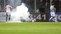 Gelandang Lazio Bermain di Antara Ancaman Asap dan Api