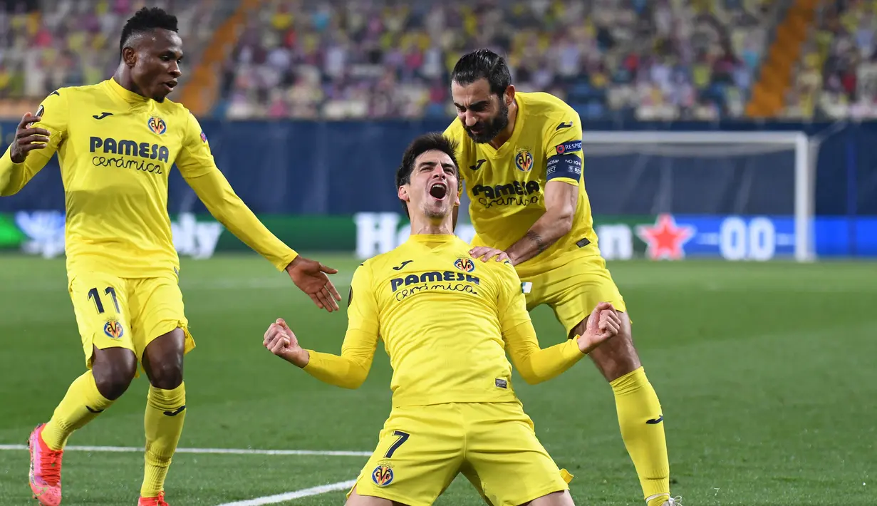 Striker Villarreal, Gerard Moreno (tengah) melakukan selebrasi usai mencetak gol kedua timnya ke gawang Dinamo Zagreb dalam laga leg kedua perempatfinal Liga Europa 2020/2021 di La Ceramica Stadium, Villarreal, Kamis (15/4/2021). Villarreal menang 2-1 atas Dinamo Zagreb. (AFP/Jose Jordan)