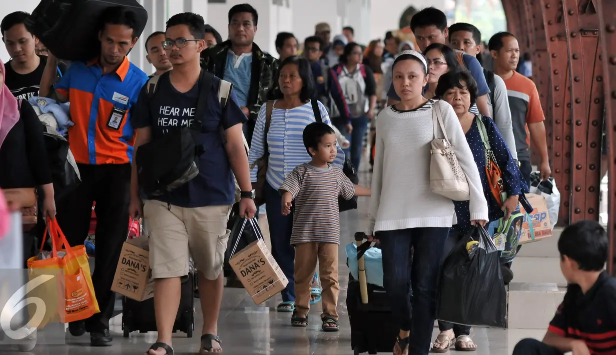 Ratusan pemudik berjalan menuju pintu kedatangan saat tiba di Stasiun Senen, Jakarta, Sabtu (9/7). Puncak arus balik pemudik di stasiun Senen diperkirakan terjadi pada besok Minggu (10/7). (Liputan6.com/Johan Tallo)