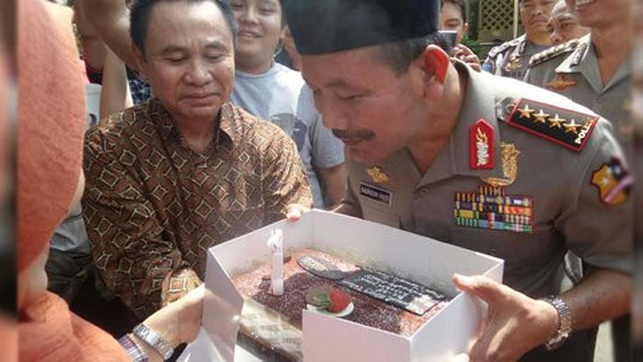 Ultah ke 57, Kapolri Badrodin kaget dapat kejutan kue dan lilin