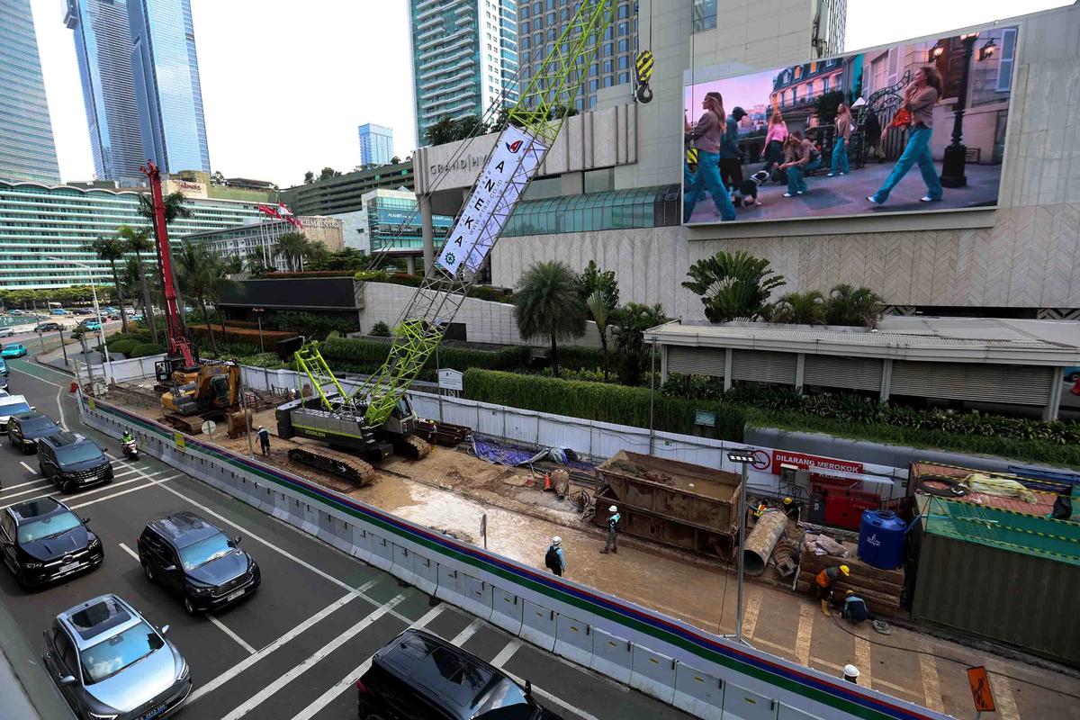 FOTO: Revitalisasi Stasiun MRT Bundaran HI Ubah Sementara Tata Trotoar Jalan Thamrin