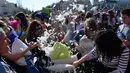 Bulu angsa yang digunakan untuk bantal bertebangan saat perang bantal dalam Hari Perang Bantal Sedunia 2017 di Budapest, Hongaria (1/4). Dalam ajang ini justru mengundang tawa canda para peserta. (Tamas Kovacs / MTI via AP)