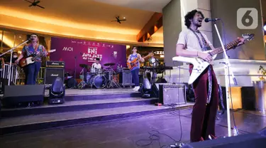 Musisi Oslo Ibrahim tampil pada BNI Java Jazz On The Move yang diselenggarakan di Mall of Indonesia, Jakarta, Minggu (24/04/2022). Penyelenggaraan BNI Java Jazz Festival akan mengahdirkan artis internasional seperti PJ Morton, Alex Porat, Keyon Harrold, Gabe Bondoc, Hablot Brown hingga The Bad Plus merupakan momen kebangkitan festival offline di Indonesia setelah hampir 2 tahun tidak terlaksana akibat pandemi. (Liputan6.com/HO/Rizki)