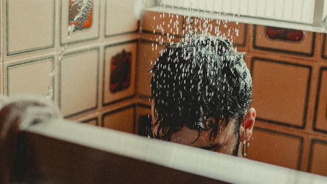 Mandi Wajib atau Mandi Junub atau Mandi Keramas. (Heleno Kaizer/Unsplash)