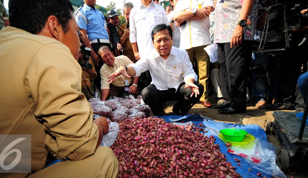 Ketua DPR RI, Setya Novanto berbincang saat sidak harga bawang merah di Pasar Induk Kramat Jati, Jakarta, Selasa (16/6/2015). Harga bawang merah menembus harga 30ribu per kg atau mengalami kenaikan sekitar Rp2000. (Liputan6.com/Yoppy Renato)